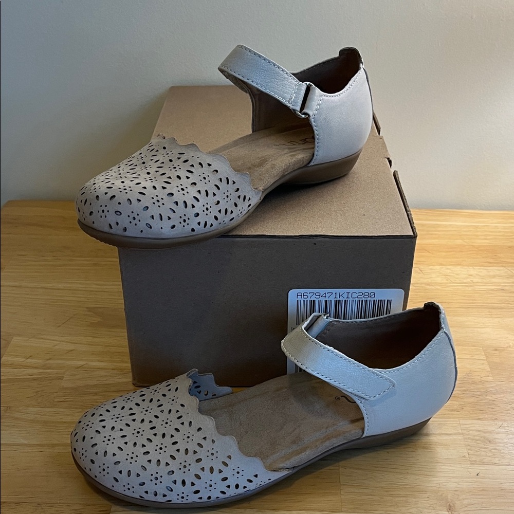 🆕 Earth Leather Perforated Mary Jane Flats in the model Brynn, tan, size 6